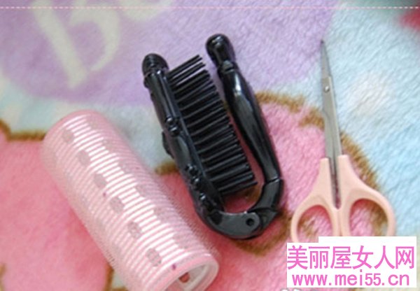 美少女学家中自剪齐刘海技巧